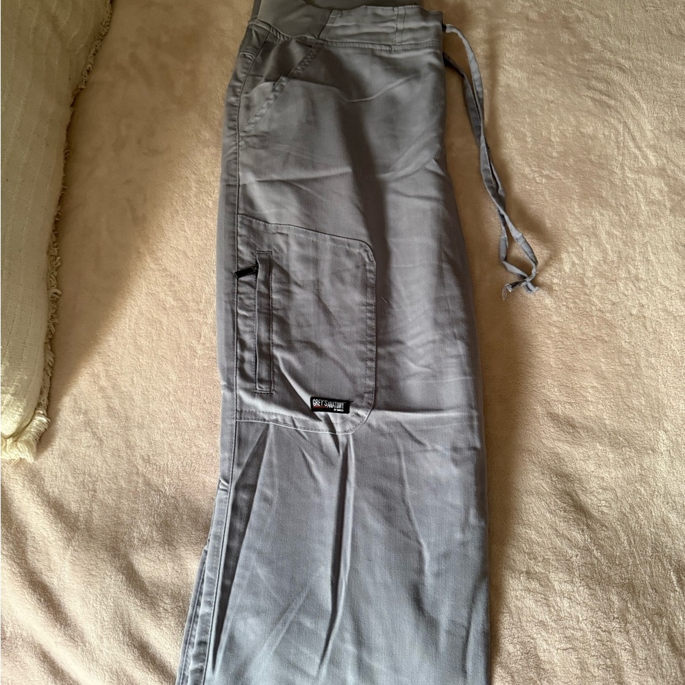 Grey's Anatomy Women’s Scrub Cargo Pants in Light Gray